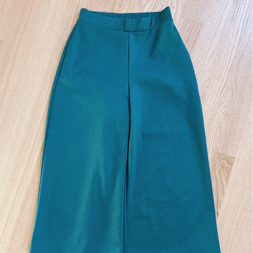 Green/blue flared cropped pants